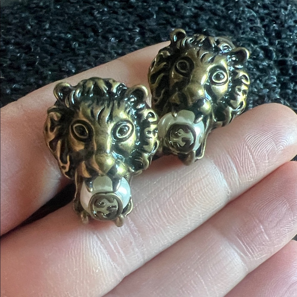 Gucci Gold Lion Motif Earrings - Picture 2 of 12